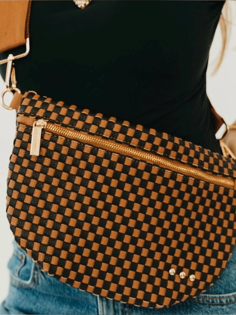NWT Pretty Simple Westlyn Woven Beach Bum Crossbody Belt Bag in Brown & Black